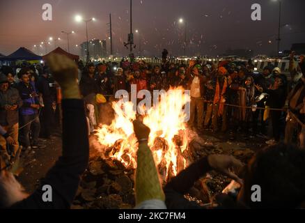 Gli agricoltori gridano slogan contro il primo ministro indiano Narendra modi mentre celebrano il festival di Lohri, sul luogo di protesta degli agricoltori contro le nuove leggi agricole, al confine Delhi-Utttar Pradesh a Ghaziabad, India 13 gennaio 2021. Lohri è un popolare festival popolare invernale Punjabi celebrato principalmente nella regione del Punjab. (Foto di David Talukdar/NurPhoto) Foto Stock