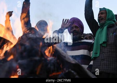 Gli agricoltori gridano slogan contro il primo ministro indiano Narendra modi mentre celebrano il festival di Lohri, sul luogo di protesta degli agricoltori contro le nuove leggi agricole, al confine Delhi-Utttar Pradesh a Ghaziabad, India 13 gennaio 2021. Lohri è un popolare festival popolare invernale Punjabi celebrato principalmente nella regione del Punjab. (Foto di David Talukdar/NurPhoto) Foto Stock