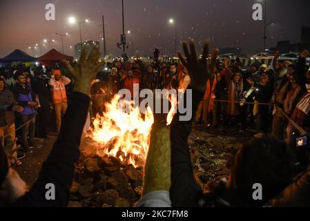 Gli agricoltori gridano slogan contro il primo ministro indiano Narendra modi mentre celebrano il festival di Lohri, sul luogo di protesta degli agricoltori contro le nuove leggi agricole, al confine Delhi-Utttar Pradesh a Ghaziabad, India 13 gennaio 2021. Lohri è un popolare festival popolare invernale Punjabi celebrato principalmente nella regione del Punjab. (Foto di David Talukdar/NurPhoto) Foto Stock