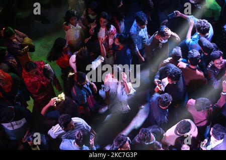 La gente celebra il festival Sakrain sulle loro cime del tetto a Dhaka, Bangladesh il 14 gennaio 2021. (Foto di Rehman Asad/NurPhoto) Foto Stock