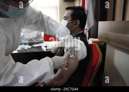 Operatori medici che hanno somministrato una prima dose del vaccino cinese Sinovac Biotech Covid-19 ai destinatari del vaccino presso il centro di sanità pubblica di Giacarta, il 15 gennaio 2021. L'Indonesia ha iniziato il primo programma nazionale di vaccinazione Covid-19 per funzionari governativi e operatori sanitari, con il presidente Joko Widodo come primo destinatario del vaccino il 13 gennaio. (Foto di Aditya Irawan/NurPhoto) Foto Stock