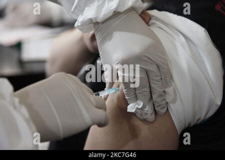 Operatori medici che hanno somministrato una prima dose del vaccino cinese Sinovac Biotech Covid-19 ai destinatari del vaccino presso il centro di sanità pubblica di Giacarta, il 15 gennaio 2021. L'Indonesia ha iniziato il primo programma nazionale di vaccinazione Covid-19 per funzionari governativi e operatori sanitari, con il presidente Joko Widodo come primo destinatario del vaccino il 13 gennaio. (Foto di Aditya Irawan/NurPhoto) Foto Stock