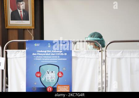 Gli operatori medici si preparano a somministrare una prima dose del vaccino cinese Sinovac Biotech Covid-19 ai destinatari del vaccino presso il centro di sanità pubblica di Giacarta, il 15 gennaio 2021. L'Indonesia ha iniziato il primo programma nazionale di vaccinazione Covid-19 per funzionari governativi e operatori sanitari, con il presidente Joko Widodo come primo destinatario del vaccino il 13 gennaio. (Foto di Aditya Irawan/NurPhoto) Foto Stock