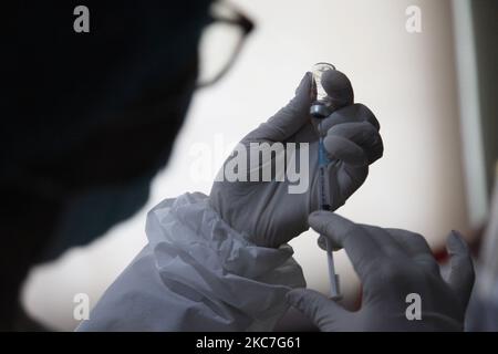 Gli operatori medici si preparano a somministrare una prima dose del vaccino cinese Sinovac Biotech Covid-19 ai destinatari del vaccino presso il centro di sanità pubblica di Giacarta, il 15 gennaio 2021. L'Indonesia ha iniziato il primo programma nazionale di vaccinazione Covid-19 per funzionari governativi e operatori sanitari, con il presidente Joko Widodo come primo destinatario del vaccino il 13 gennaio. (Foto di Aditya Irawan/NurPhoto) Foto Stock