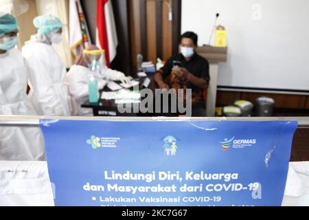 Gli operatori medici si preparano a somministrare una prima dose del vaccino cinese Sinovac Biotech Covid-19 ai destinatari del vaccino presso il centro di sanità pubblica di Giacarta, il 15 gennaio 2021. L'Indonesia ha iniziato il primo programma nazionale di vaccinazione Covid-19 per funzionari governativi e operatori sanitari, con il presidente Joko Widodo come primo destinatario del vaccino il 13 gennaio. (Foto di Aditya Irawan/NurPhoto) Foto Stock