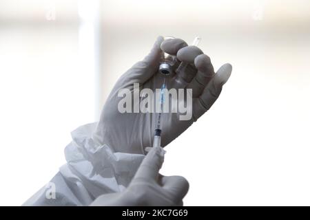 Gli operatori medici si preparano a somministrare una prima dose del vaccino cinese Sinovac Biotech Covid-19 ai destinatari del vaccino presso il centro di sanità pubblica di Giacarta, il 15 gennaio 2021. L'Indonesia ha iniziato il primo programma nazionale di vaccinazione Covid-19 per funzionari governativi e operatori sanitari, con il presidente Joko Widodo come primo destinatario del vaccino il 13 gennaio. (Foto di Aditya Irawan/NurPhoto) Foto Stock