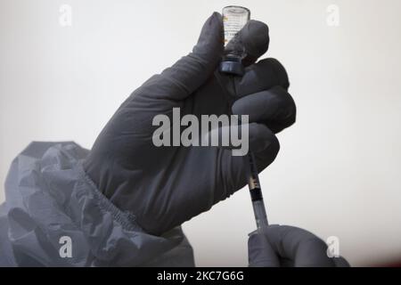 Gli operatori medici si preparano a somministrare una prima dose del vaccino cinese Sinovac Biotech Covid-19 ai destinatari del vaccino presso il centro di sanità pubblica di Giacarta, il 15 gennaio 2021. L'Indonesia ha iniziato il primo programma nazionale di vaccinazione Covid-19 per funzionari governativi e operatori sanitari, con il presidente Joko Widodo come primo destinatario del vaccino il 13 gennaio. (Foto di Aditya Irawan/NurPhoto) Foto Stock