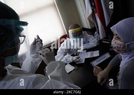 Gli operatori medici si preparano a somministrare una prima dose del vaccino cinese Sinovac Biotech Covid-19 ai destinatari del vaccino presso il centro di sanità pubblica di Giacarta, il 15 gennaio 2021. L'Indonesia ha iniziato il primo programma nazionale di vaccinazione Covid-19 per funzionari governativi e operatori sanitari, con il presidente Joko Widodo come primo destinatario del vaccino il 13 gennaio. (Foto di Aditya Irawan/NurPhoto) Foto Stock