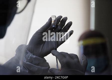 Gli operatori medici si preparano a somministrare una prima dose del vaccino cinese Sinovac Biotech Covid-19 ai destinatari del vaccino presso il centro di sanità pubblica di Giacarta, il 15 gennaio 2021. L'Indonesia ha iniziato il primo programma nazionale di vaccinazione Covid-19 per funzionari governativi e operatori sanitari, con il presidente Joko Widodo come primo destinatario del vaccino il 13 gennaio. (Foto di Aditya Irawan/NurPhoto) Foto Stock