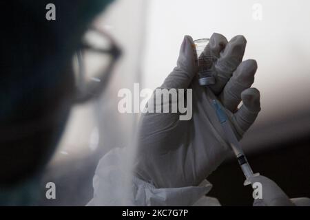 Gli operatori medici si preparano a somministrare una prima dose del vaccino cinese Sinovac Biotech Covid-19 ai destinatari del vaccino presso il centro di sanità pubblica di Giacarta, il 15 gennaio 2021. L'Indonesia ha iniziato il primo programma nazionale di vaccinazione Covid-19 per funzionari governativi e operatori sanitari, con il presidente Joko Widodo come primo destinatario del vaccino il 13 gennaio. (Foto di Aditya Irawan/NurPhoto) Foto Stock