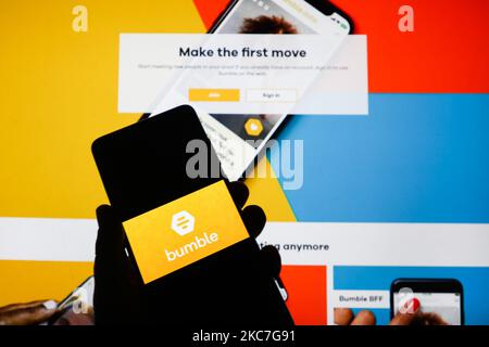 Il logo dell'app Bumble viene visualizzato sullo schermo di un telefono cellulare fotografato sullo sfondo del sito Web Bumble. Cracovia, Polonia il 15 gennaio 2021. I numeri mostrano che la pandemia di Covid-19 ha provocato un aumento nella gente che cerca l'amore in linea sulle applicazioni di datazione e sui Web site. (Foto di Beata Zawrzel/NurPhoto) Foto Stock