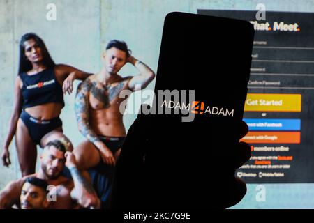 Il logo dell'app Adam4Adam viene visualizzato sullo schermo di un telefono cellulare fotografato su sfondo Adam4Adamwebsite. Cracovia, Polonia il 15 gennaio 2021. I numeri mostrano che la pandemia di Covid-19 ha provocato un aumento nella gente che cerca l'amore in linea sulle applicazioni di datazione e sui Web site. (Foto di Beata Zawrzel/NurPhoto) Foto Stock