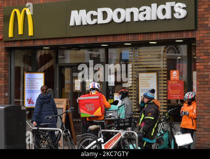 Basta mangiare e Deliveroo consegna cibo corrieri visto in attesa fuori Mc Donalds in Rathmines durante il livello 5 Covid-19 blocco. Venerdì 15 gennaio 2021 a Dublino, Irlanda. (Foto di Artur Widak/NurPhoto) Foto Stock