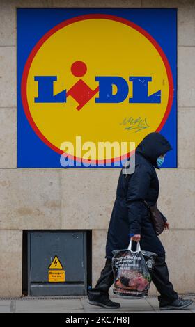 Una donna che indossa la maschera facciale cammina nel negozio Lidl a Rathmines, Dublino, durante il blocco del livello 5 Covid-19. Venerdì 15 gennaio 2021 a Dublino, Irlanda. (Foto di Artur Widak/NurPhoto) Foto Stock