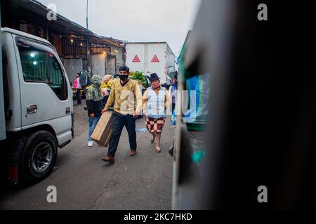 L'acquirente del mercato all'ingrosso passa attraverso i passaggi di questo mercato alla ricerca del cibo che egli porterà in grandi quantità. Il 15 gennaio 2021 a Quito, Ecuador. (Foto di Rafael Rodriguez/NurPhoto) Foto Stock