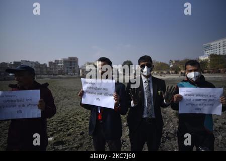 Un gruppo di attivisti del patrimonio ha messo in scena una protesta simbolica insieme a cartelli contro la costruzione di strutture in cemento intorno al secolare laghetto Kamalpokhari a Kathmandu, Nepal, venerdì 15 gennaio 2021. Kamalpokhari stagno è asciugato per la costruzione di strutture in cemento intorno. (Foto di Narayan Maharjan/NurPhoto) Foto Stock