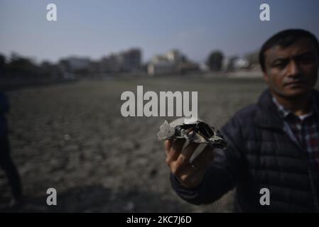 Un attivista del patrimonio che mostra la tartaruga morta dopo essicato stagno per la costruzione di strutture in cemento intorno al secolare laghetto Kamalpokhari a Kathmandu, Nepal Venerdì 15 gennaio 2021. Kamalpokhari stagno è asciugato per la costruzione di strutture in cemento intorno. (Foto di Narayan Maharjan/NurPhoto) Foto Stock