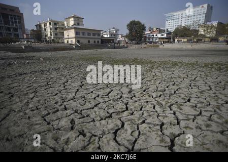 Kathmandu Metropolitan Dried Kamalpokhari stagno per la costruzione di strutture in cemento a Kathmandu, Nepal Venerdì, 15 gennaio 2021. Kamalpokhari stagno è asciugato per la costruzione di strutture in cemento intorno. Gli attivisti del patrimonio hanno messo in scena una protesta simbolica contro la costruzione di strutture concrete intorno al secolare stagno. (Foto di Narayan Maharjan/NurPhoto) Foto Stock