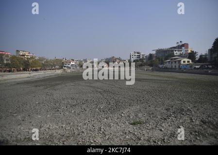 Kathmandu Metropolitan Dried Kamalpokhari stagno per la costruzione di strutture in cemento a Kathmandu, Nepal Venerdì, 15 gennaio 2021. Kamalpokhari stagno è asciugato per la costruzione di strutture in cemento intorno. Gli attivisti del patrimonio hanno messo in scena una protesta simbolica contro la costruzione di strutture concrete intorno al secolare stagno. (Foto di Narayan Maharjan/NurPhoto) Foto Stock