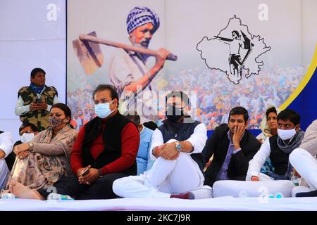Leader del Congresso Sachin Pilot e Pratap Singh Khachariyawas insieme ad altri leader durante una protesta contro le nuove leggi agricole, a Civil Lines a Jaipur, Rajasthan, India, Venerdì, 15 gennaio 2021.(Foto di Vishal Bhatnagar/NurPhoto) Foto Stock