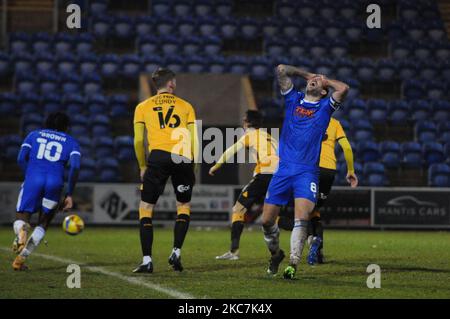 Colchesters Harry Pell con le mani in testa durante la partita della Sky Bet League 2 tra Colchester United e Cambridge United al Weston Homes Community Stadium di Colchester, Inghilterra, il 16th gennaio 2021. (Foto di ben Pooley/MI News/NurPhoto) Foto Stock