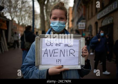 Una giovane donna mostra un cartello con la dicitura " Dov'è il mio futuro !?!". Migliaia di manifestanti hanno marciato di nuovo contro il progetto di legge "Global Security Law” promosso dal presidente francese Macron e dalla sua maggioranza. La gente di coltura e i ravers hanno Unito la dimostrazione come gli organizzatori di partito rave rischiano fino a 10 anni nel carcere per l'organizzazione del freeparty durante la vigilia nuova. La gente della cultura protesta come teatri, cinema, sala concerti sono chiusi da mesi. Il progetto di legge "Global Security Law" proibirà a chiunque di fotografare o filmare i membri della polizia se non violati: I trasgressori potrebbero essere condannati fino a un anno di carcere e un €45,0 Foto Stock