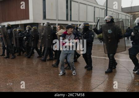 Circa un migliaio di persone si sono riunite a Rennes, nella parte occidentale della Francia, il 16 dicembre 2021, contro la legge sulla sicurezza globale e a sostegno dell'arresto dopo il partito rave a Lieuron, nel neard Rennes, che si è tenuto a Capodanno, con circa 2.400 partecipanti. Tre sono stati posti sotto controllo giudiziario, il quarto sotto lo status di testimone assistito. (Foto di Jeremias Gonzalez/NurPhoto) Foto Stock