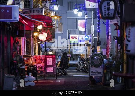Alcuni bar aperti sul vicolo posteriore nel quartiere della vita notturna di Tokyo, il 14 gennaio 2021. (Foto di Yusuke Harada/NurPhoto) Foto Stock
