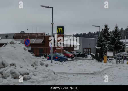 McDonalds drive thru ristorante coperto dalla neve è visto a Danzica, Polonia il 14 gennaio 2021 (Foto di Michal Fludra/NurPhoto) Foto Stock