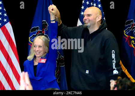 Upper Darby, Stati Uniti. 04th Nov 2022. Candidato democratico per il seggio vacante del Senato degli Stati Uniti per la Pennsylvania, John Fetterman partecipa a una conversazione sui diritti riproduttivi e l'economia con il Rep. Mary Gay Scanlon in occasione di una campagna elettorale a Upper Darby, PA, USA, il 4 novembre 2022. Fetterman ha ricevuto l'approvazione di Oprah Winfrey nonostante la stretta relazione professionale tra Oprah e Fetterman oppositore il candidato repubblicano Dr. Mehmet Oz. Credit: OOGImages/Alamy Live News Credit: OOGImages/Alamy Live News Foto Stock