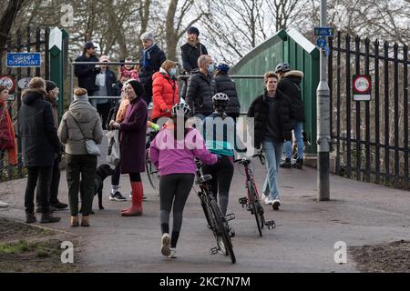 Le persone camminano e pedalano a Wandsworth Common mentre l'Inghilterra rimane sotto blocco per limitare la diffusione del nuovo ceppo di coronavirus, più trasmissibile, il 17 gennaio 2021 a Londra, Inghilterra. Il numero totale di decessi per coronavirus nel Regno Unito è passato 100.000 questa settimana, mentre il numero di pazienti negli ospedali continua ad aumentare, con i funzionari che esprimono preoccupazione per il fatto che l'NHS possa essere sopraffatto a meno che gli attuali tassi di infezione non diminuiscano significativamente. (Foto di Wiktor Szymanowicz/NurPhoto) Foto Stock