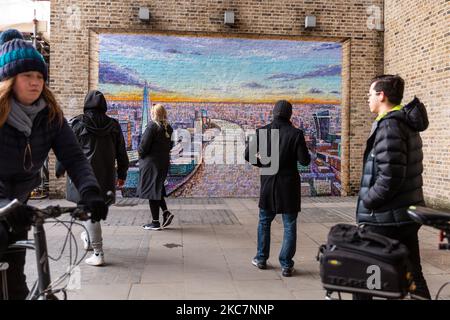 I passanti sono visti camminare la domenica pomeriggio di sole sull'argine di Southbank presso il fiume Tamigi con un mosaico della città sullo sfondo, mentre il governo britannico ha introdotto severe restrizioni al Coronavirus all'inizio di questo mese a causa del forte aumento del numero di casi di Covid-19 nel Regno Unito - Londra, Inghilterra il 17 gennaio 2021. Secondo le nuove normative, le persone possono fare solo brevi passeggiate a livello locale all'interno della loro bolla sociale limitata come eccezione per la politica di soggiorno a casa. (Foto di Dominika Zarzycka/NurPhoto) Foto Stock