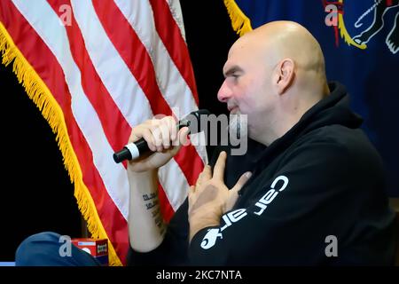 Upper Darby, Stati Uniti. 04th Nov 2022. Candidato democratico per il seggio vacante del Senato degli Stati Uniti per la Pennsylvania, John Fetterman partecipa a una conversazione sui diritti riproduttivi e l'economia con il Rep. Mary Gay Scanlon in occasione di una campagna elettorale a Upper Darby, PA, USA, il 4 novembre 2022. Fetterman ha ricevuto l'approvazione di Oprah Winfrey nonostante la stretta relazione professionale tra Oprah e Fetterman oppositore il candidato repubblicano Dr. Mehmet Oz. Credit: OOGImages/Alamy Live News Credit: OOGImages/Alamy Live News Foto Stock