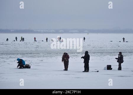 Pescatori russi che pescano sul ghiaccio del Golfo di Finlandia a San Pietroburgo, Russia, il 17 gennaio 2021. . (Foto di Sergey Nikolaev/NurPhoto) Foto Stock