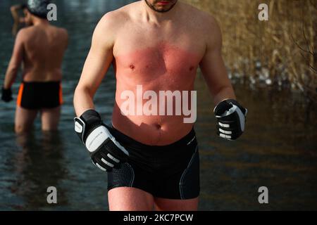 Il petto di un nuotatore invernale dopo un tuffo in acqua fredda del lago Zakrzowek, un'ex cava di calcare situata vicino al centro della città di Cracovia, Polonia, il 17 gennaio 2021. Le restrizioni introdotte in Polonia a causa della pandemia del coronavirus hanno portato alla chiusura continua delle piscine pubbliche, delle palestre e di altri centri sportivi. I fan delle attività fisiche che vogliono rafforzare il loro corpo e il sistema immunitario sono sempre più disposti a fare un bagno d'inverno in riserve naturali di acqua fredda. Il nuoto invernale è diventato estremamente popolare tra le persone polacche di tutte le età. (Foto di Beata Zawrzel/NurPhoto Foto Stock