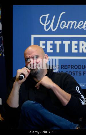 Upper Darby, Stati Uniti. 04th Nov 2022. Candidato democratico per il seggio vacante del Senato degli Stati Uniti per la Pennsylvania, John Fetterman partecipa a una conversazione sui diritti riproduttivi e l'economia con il Rep. Mary Gay Scanlon in occasione di una campagna elettorale a Upper Darby, PA, USA, il 4 novembre 2022. Fetterman ha ricevuto l'approvazione di Oprah Winfrey nonostante la stretta relazione professionale tra Oprah e Fetterman oppositore il candidato repubblicano Dr. Mehmet Oz. Credit: OOGImages/Alamy Live News Credit: OOGImages/Alamy Live News Foto Stock