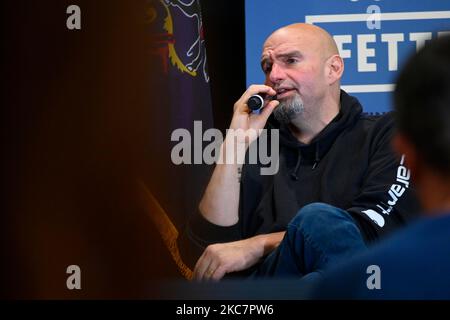 Upper Darby, Stati Uniti. 04th Nov 2022. Candidato democratico per il seggio vacante del Senato degli Stati Uniti per la Pennsylvania, John Fetterman partecipa a una conversazione sui diritti riproduttivi e l'economia con il Rep. Mary Gay Scanlon in occasione di una campagna elettorale a Upper Darby, PA, USA, il 4 novembre 2022. Fetterman ha ricevuto l'approvazione di Oprah Winfrey nonostante la stretta relazione professionale tra Oprah e Fetterman oppositore il candidato repubblicano Dr. Mehmet Oz. Credit: OOGImages/Alamy Live News Credit: OOGImages/Alamy Live News Foto Stock