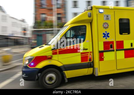 Un'ambulanza vista nel centro di Dublino, durante il terzo blocco nazionale dell'Irlanda. Nel centro di Dublino durante il blocco di livello 5 del Covid-19. Il servizio sanitario irlandese sta affrontando potenzialmente la settimana più impegnativa della sua storia, con un forte aumento del numero di pazienti Covid-19 che necessitano di cure intensive dalla fine di dicembre. Il Dipartimento della Salute ha riferito questa sera 1.975 pazienti Covid-19 erano in ospedale con il virus in tutto il paese, di cui 200 sono in terapia intensiva. Lunedì 18 gennaio 2021 a Dublino, Irlanda. (Foto di Artur Widak/NurPhoto) Foto Stock