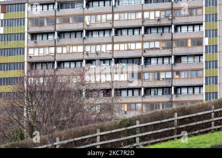 In gran parte danneggiato e sottoinvestito blocco di appartamenti in Aylesbury Estate, una delle più grandi proprietà pubbliche in Europa che è ora in fase di ricostruzione, come Londra è ancora in bisogno di alloggi a prezzi accessibili in mezzo alla pandemia di Coronavirus in corso - Londra, Inghilterra, 18 gennaio 2021. (Foto di Dominika Zarzycka/NurPhoto) Foto Stock