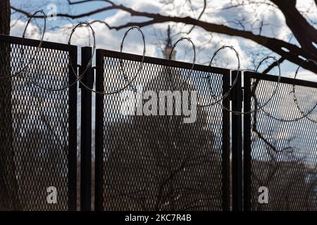 Il Campidoglio degli Stati Uniti è visto dietro il filo spinato come la sicurezza si stringe davanti agli eventi presidenziali inaugurali a Washington, D.C. 18 gennaio 2021. (Foto di Aurora Samperio/NurPhoto) Foto Stock