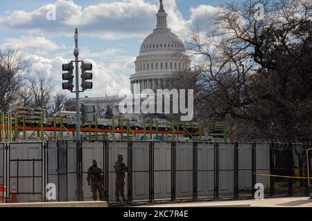 Il Campidoglio degli Stati Uniti è visto dietro il filo spinato come la sicurezza si stringe davanti agli eventi presidenziali inaugurali a Washington, D.C. 18 gennaio 2021. (Foto di Aurora Samperio/NurPhoto) Foto Stock