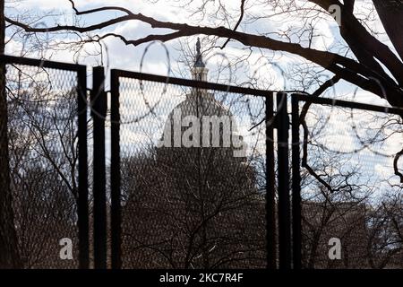 Il Campidoglio degli Stati Uniti è visto dietro il filo spinato come la sicurezza si stringe davanti agli eventi presidenziali inaugurali a Washington, D.C. 18 gennaio 2021. (Foto di Aurora Samperio/NurPhoto) Foto Stock