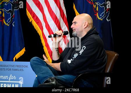 Upper Darby, Stati Uniti. 04th Nov 2022. Candidato democratico per il seggio vacante del Senato degli Stati Uniti per la Pennsylvania, John Fetterman partecipa a una conversazione sui diritti riproduttivi e l'economia con il Rep. Mary Gay Scanlon in occasione di una campagna elettorale a Upper Darby, PA, USA, il 4 novembre 2022. Fetterman ha ricevuto l'approvazione di Oprah Winfrey nonostante la stretta relazione professionale tra Oprah e Fetterman oppositore il candidato repubblicano Dr. Mehmet Oz. Credit: OOGImages/Alamy Live News Credit: OOGImages/Alamy Live News Foto Stock