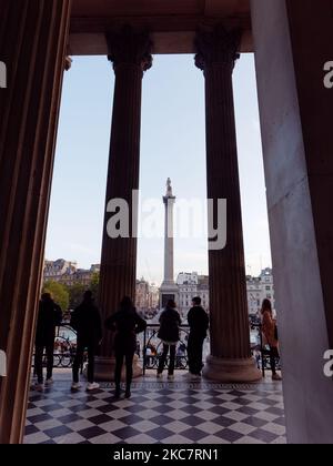 Trafalgar Square e Nelsons Column come si vede dalla piattaforma di osservazione della National Gallery Foto Stock
