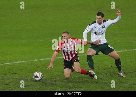 Sunderland's Carl Winchester combatte con Conor Grant of Plymouth Argyle durante la partita della Sky Bet League 1 tra Sunderland e Plymouth Argyle allo Stadio di luce, Sunderland martedì 19th gennaio 2021. (Foto di Mark Fletcher/MI News/NurPhoto) Foto Stock