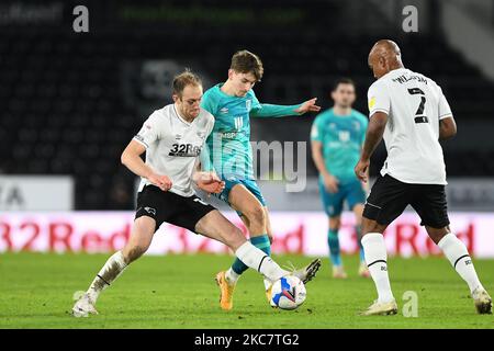 Matthew Clarke della contea di Derby combatte con David Brooks dell'AFC Bournemouth durante la partita del campionato Sky Bet tra la contea di Derby e Bournemouth al Pride Park, Derby, martedì 19th gennaio 2021. (Foto di Jon Hobley/MI News/NurPhoto) Foto Stock