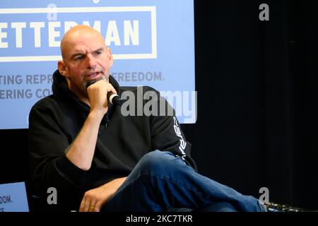 Upper Darby, Stati Uniti. 04th Nov 2022. Candidato democratico per il seggio vacante del Senato degli Stati Uniti per la Pennsylvania, John Fetterman partecipa a una conversazione sui diritti riproduttivi e l'economia con il Rep. Mary Gay Scanlon in occasione di una campagna elettorale a Upper Darby, PA, USA, il 4 novembre 2022. Fetterman ha ricevuto l'approvazione di Oprah Winfrey nonostante la stretta relazione professionale tra Oprah e Fetterman oppositore il candidato repubblicano Dr. Mehmet Oz. Credit: OOGImages/Alamy Live News Credit: OOGImages/Alamy Live News Foto Stock