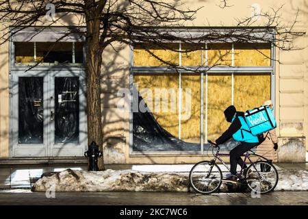 Il corriere di consegna di Wolt è visto in bicicletta nel centro di Cracovia, Polonia. Gennaio 20th, 2021. Poiché i ristoranti rimangono chiusi in Polonia a causa della pandemia di coronavirus, ordinare cibo online ha bacame estremamente popolare nelle grandi città. (Foto di Beata Zawrzel/NurPhoto) Foto Stock