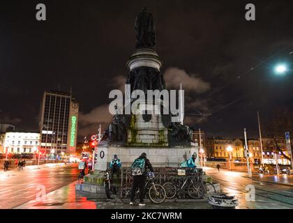 Punto d'incontro per i corrieri della consegna del cibo vicino al Monumento o'Connell in o'Connell Street a Dublino durante il blocco del livello 5 del Covid-19. Mercoledì 20 gennaio 2021 a Dublino, Irlanda. (Foto di Artur Widak/NurPhoto) Foto Stock