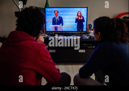 Un paio guarda il primo ministro uscente Mark Rutte e il ministro uscente della Sanità Hugo de Jonge tenere una conferenza stampa sulle nuove misure più severe di Coronavirus, a Nijmegen il 20th gennaio 2021. (Foto di Romy Arroyo Fernandez/NurPhoto) Foto Stock